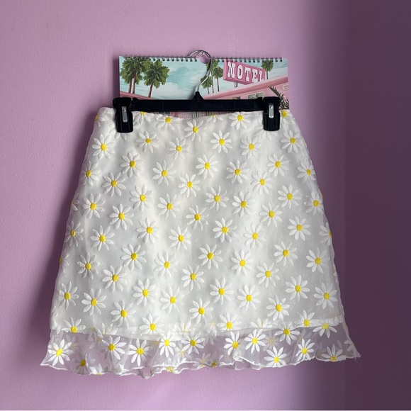Forever 21 Dresses & Skirts - White and Yellow Daisy A-Line Skirt